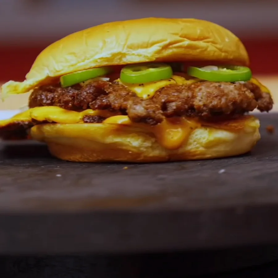 Chilli Burger mit frischen Jalapeños