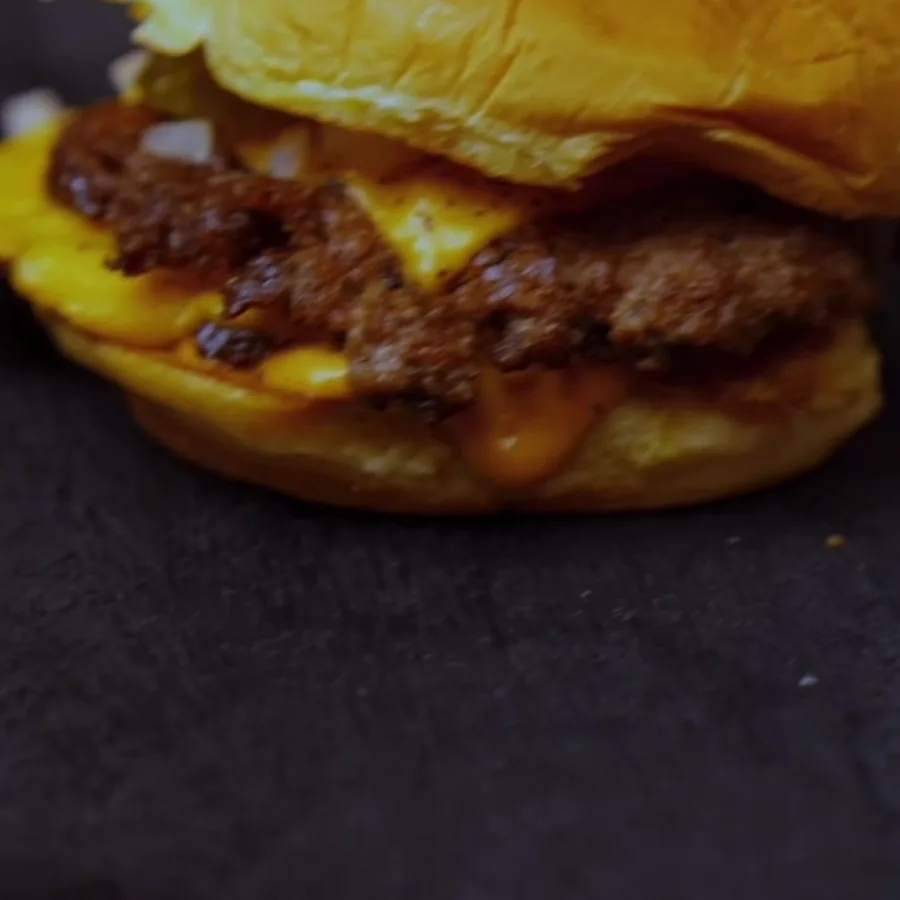 Double Smashburger mit geschmolzenem Käse