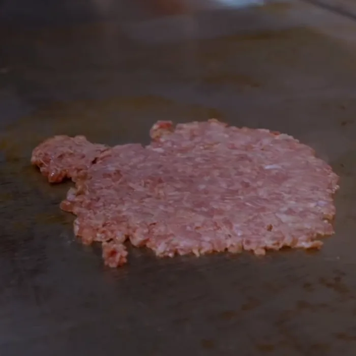 Gesmashtes Patty auf der heißen Platte